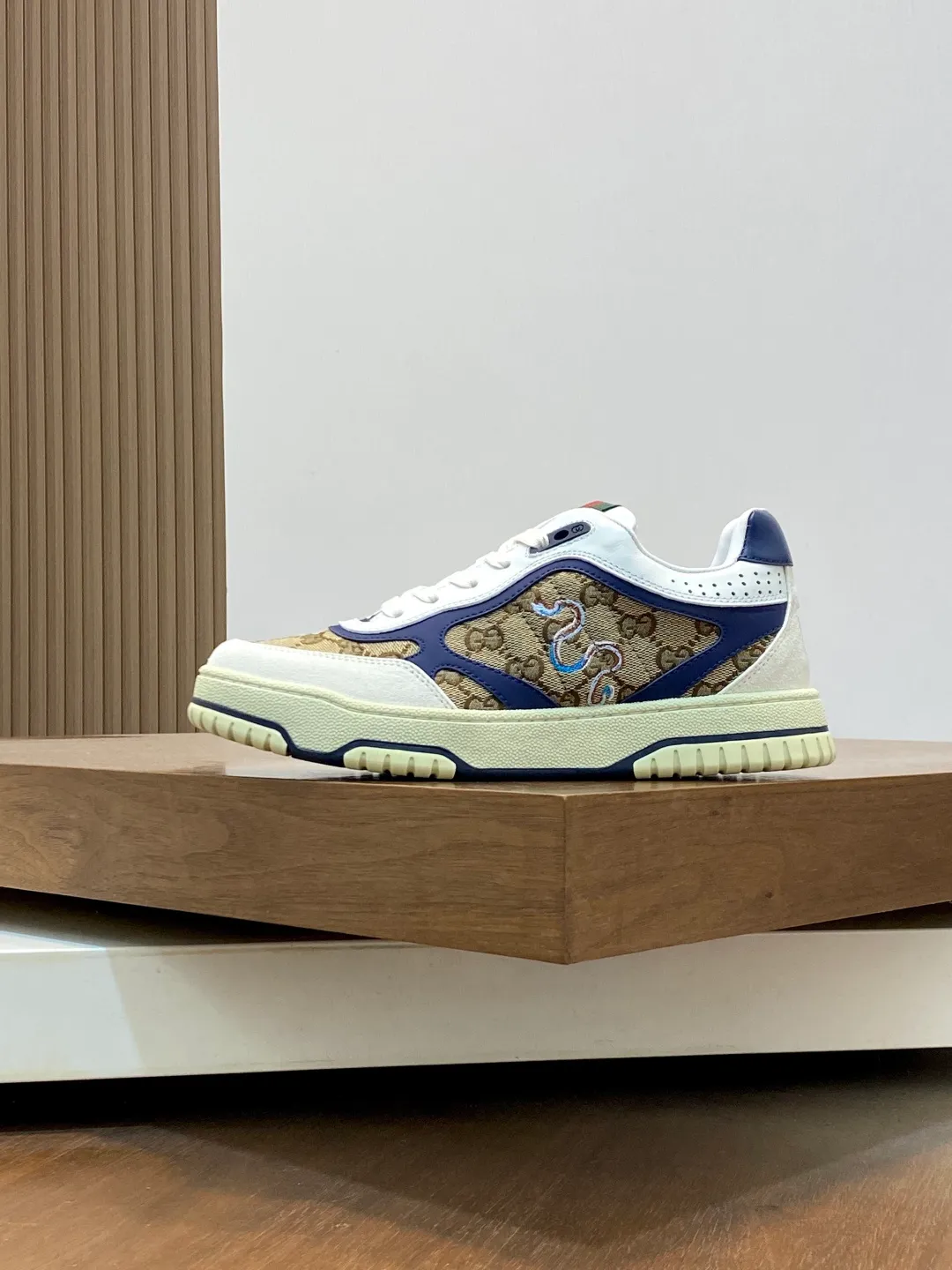 Men's Shoes 💰660 𝐆𝐮𝐜𝐜𝐢 𝐑𝐞-𝐖𝐞𝐛 As the first sneaker created by Sabato De Sarno for Gucci, the Re-Web series reinterprets the brand's classic stripes and sets off the modern silhouette design with bold and unique details. These shoes are crafted from white leather. This new sneaker is ingeniously decorated with many of the brand's classic details, and is equipped with a bright red and green webbing tongue, which will make people fall in love at first sight. White leather treated with a special process for softness and luster, with an embossed grainy texture. Script Gucci logo and interlocking G web label with Interlocking G and script Gucci logo. Rubber outsole with interlocking G detail eyelets. Web tongue. Size: 39-44 (customized for sizes 38 and 45)